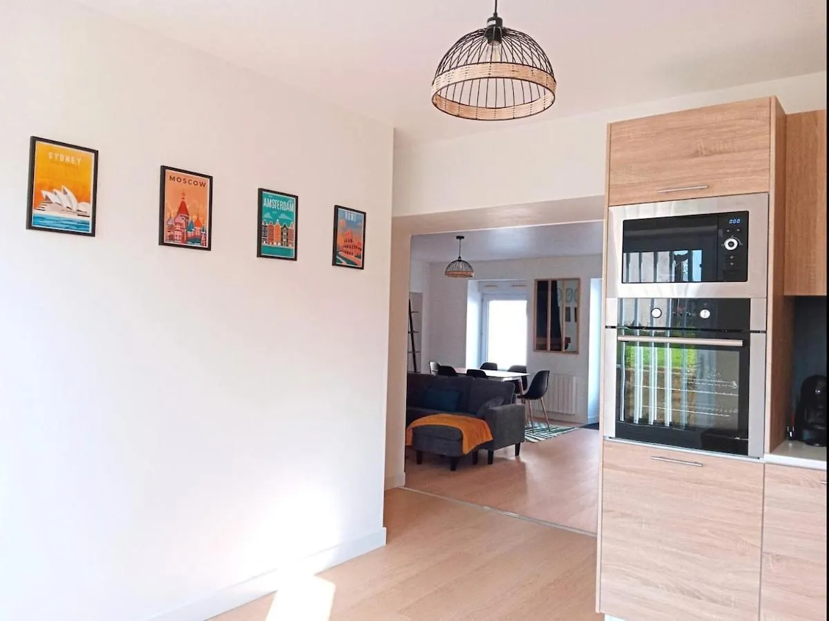 La Maison Haute Guer 0*,  Francia